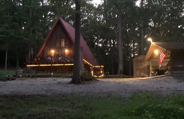 2 wooded acres, 2 king beds & 1 full bed, fire pit & plenty of parking!