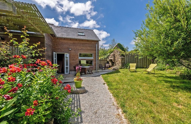 -20% from 16.08->06.09.As in a country cottage facing Goulven Bay.