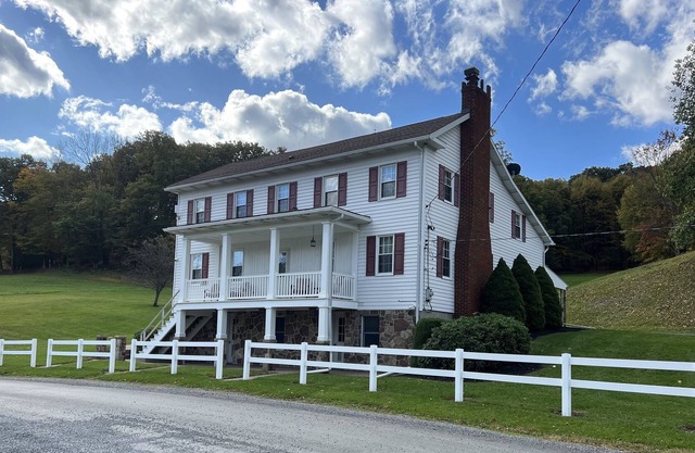 20 min to State College! 1860’s country home. Spacious/quiet/walking tr