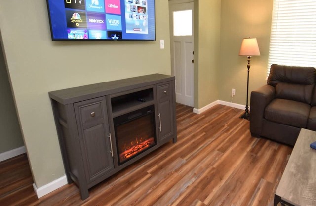 20 min Walk to ND, 3 bedroom 2 bath home(54475)