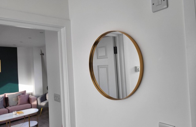 20 Minutes to central London. Stylish 2 bed apartment with skyline views