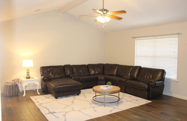 20 minutes to LRAFB. Spacious home close to shopping & eating. .