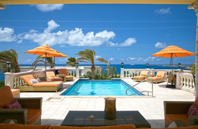 20% OFF 4 Bedroom Villa- Gated, Private, Near hiking and ocean views!