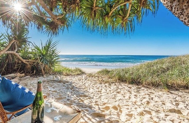 20 Steps - STUNNING Beachfront RETREAT. Private beach access. North Byron