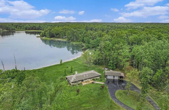 200 feet of lake front on 5 acres, great for accommodating large groups.