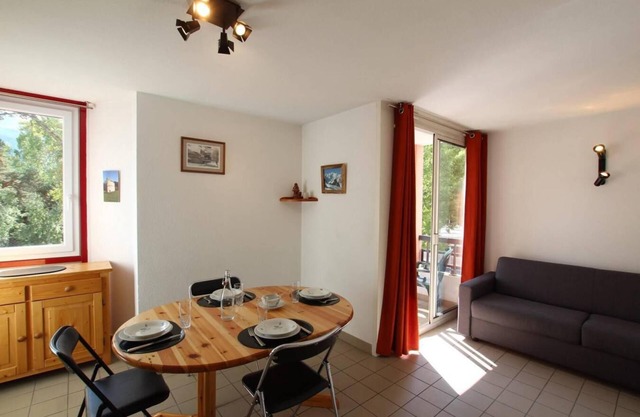 200m from resort center, 3rd floor, view mountain, balcony, parking, tv, 38m², Serre Chevalier