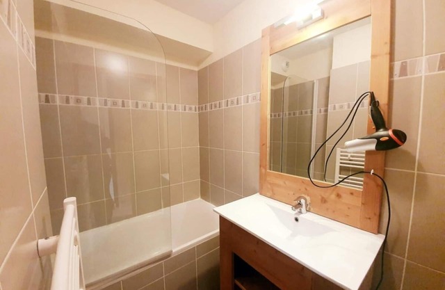 200m from shops, 2nd floor, swimming pool, balcony, parking, tv, ski locker, 32m², Vars