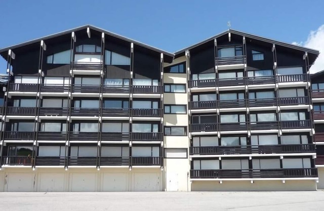 200m from ski slopes, 4th floor, view ski slopes, balcony, tv, ski locker, 18m², Les Saisies