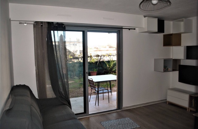 200m from the beach, bright 2 bedroom apartment, large 85m² garden