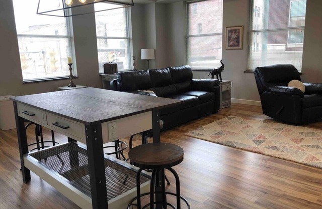 202 Brand new Downtown living - king - WiFi 70” TV
