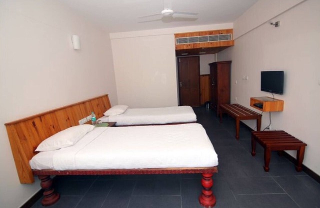 204 DOUBLE ROOM WITH SINGLE COTS