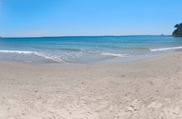 20m from the beach, Charming villa with private garden and swimming pool