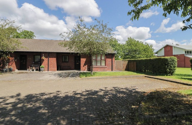 21 EAMONT PARK, pet friendly, with a garden in Penrith