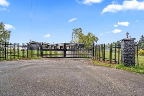 22 Acres Home with hot tub minutes from Ilana Casino