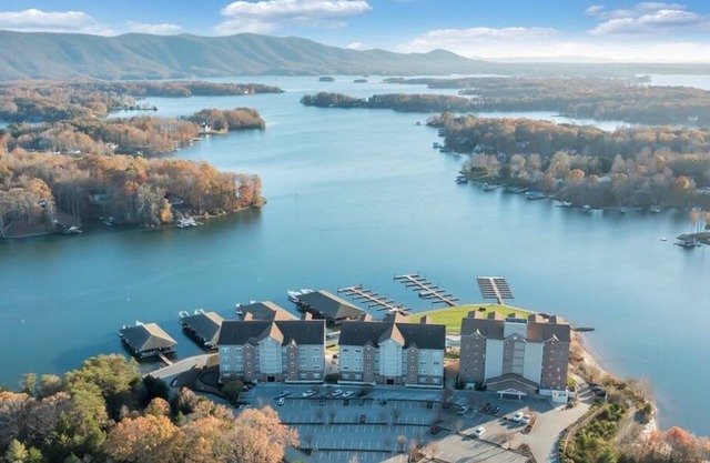 #233 Pointe - 2 Bedroom Lakefront Condo at Mariners SML