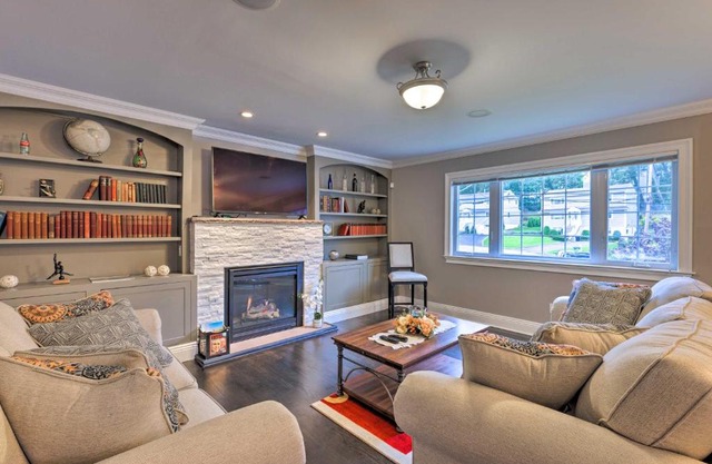 25 Mi to NYC Walkable Long Island Apt with Balcony