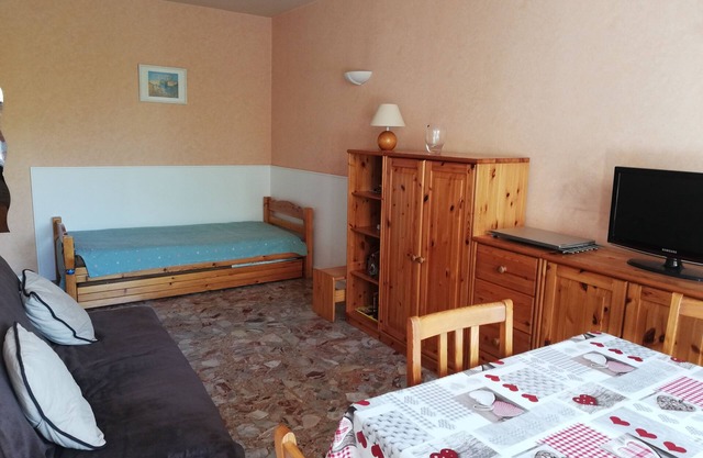 27 m2 studio + 7 m2 loggia, air conditioning, private parking, side sea view, 100m from the sea
