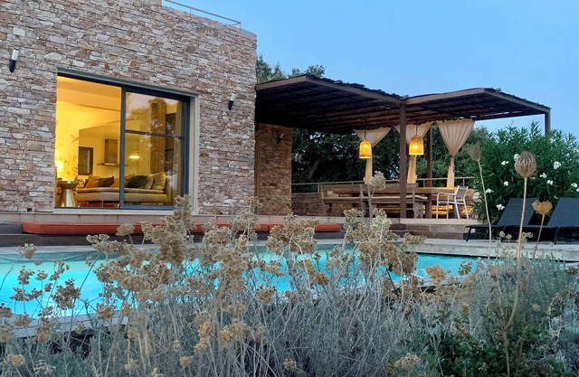 275m², breathtaking view, quiet, 28° pool, 12 people, 10 mins from Porto Vecchio