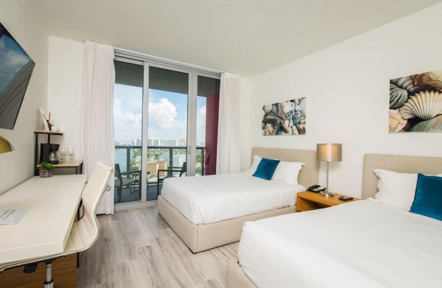 2803B Modern Long Short stay vacation condo city view pool gym balcony