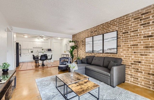 2B Getaway | Walk Dtwn | Sleeps 6 | Pool + Prkg