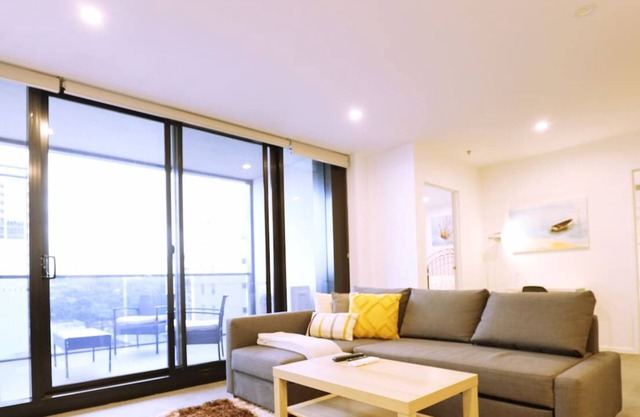 2bd 2bth - Chic Apt in Woden CBD