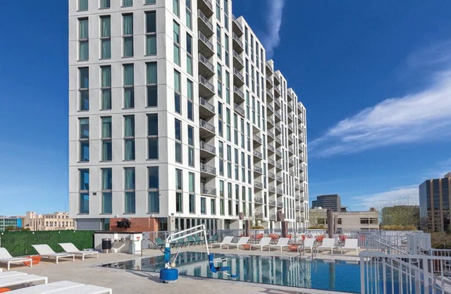 2BD/Austin with 2 Baths and Rooftop Pool!