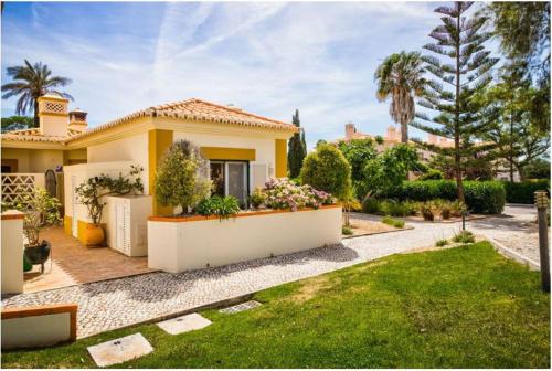 2bedroom bungalow heated shared pool ,near Carvoeiro and Ferrugudo