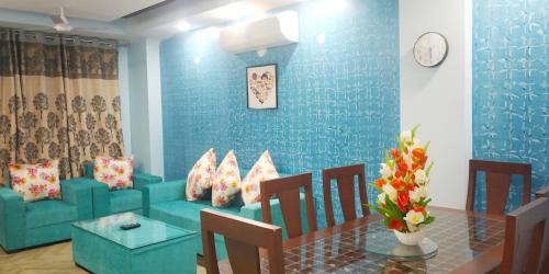 2BHK Short Stay Apartment walking Max Saket (LIFT +Kitchen+Parking+3 nights min stay)