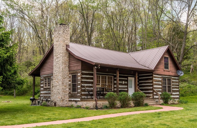 2BR, 1 BA Log Cabin