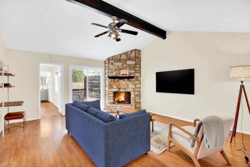2BR 2BA Cozy Bungalow with Backyard in Montclaire - Zilker Area