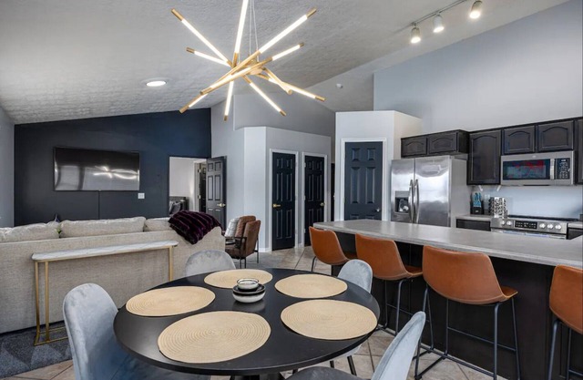 2BR 2BA - Remodeled Gem Near Airport & Mins to DTnn