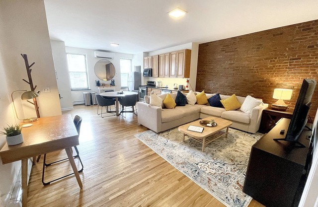 2BR Apartment in Historic Brownstone, 7 Min Train to NYC, Downtown Jersey City