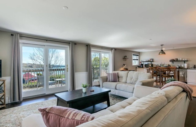 2BR Condo + Ocean Views in Downtown SW [Seaglass]