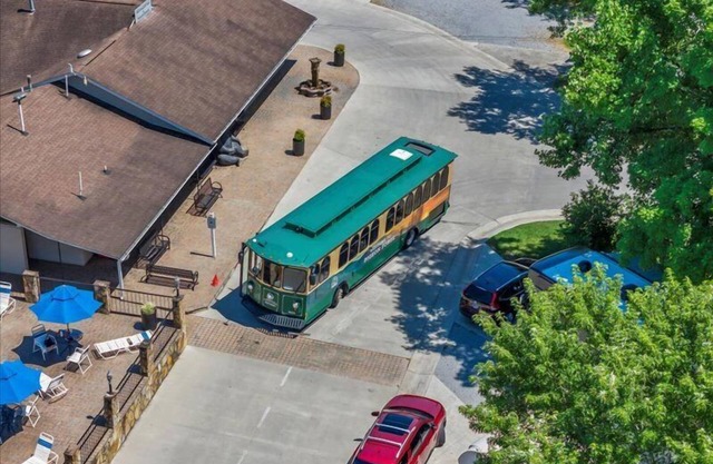 2BR Cottage Getaway in Pigeon Forge