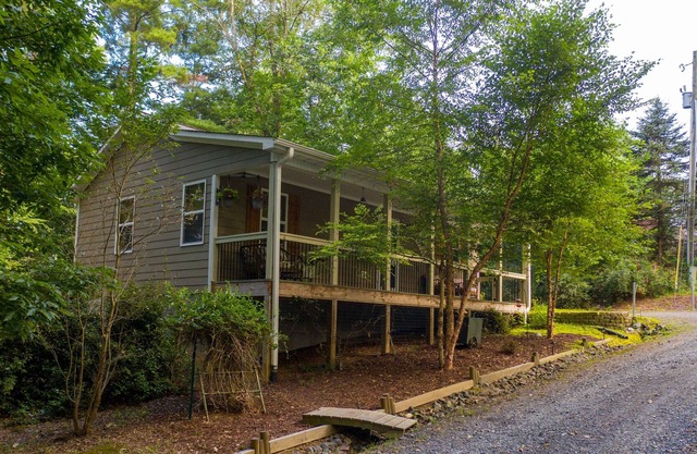 2BR Cottage Spring Getaway close to The New River
