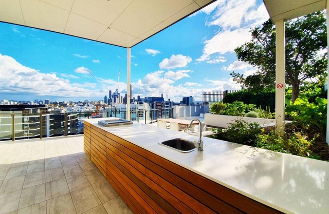2BR Food Drink Hub Pool 2 Cars Gym Rooftop