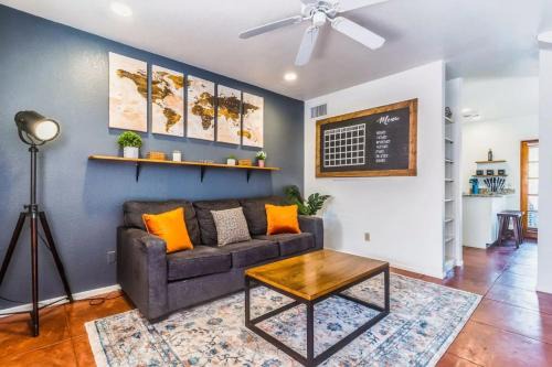 2BR Hideaway with Patio Springtime in Downtown
