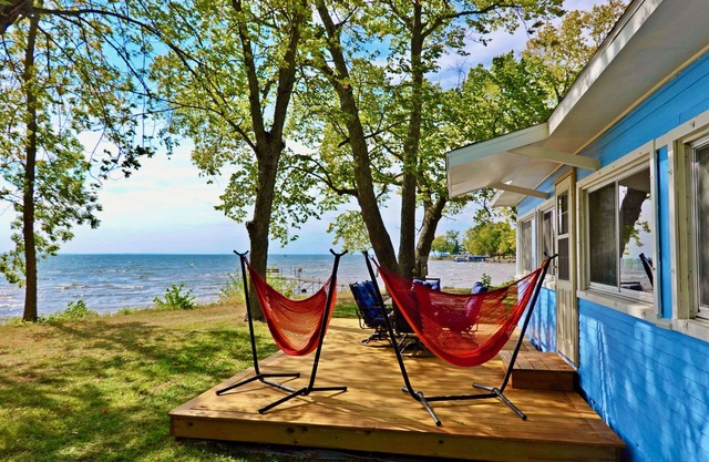 2BR Lakefront Cabin, Sandy Beach, Kayaks, Docks, Hammock Chairs & Firepit