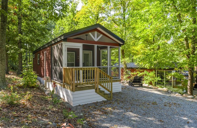 2BR Pet-Friendly Deluxe Cabin at Endless Caverns - Family Escapes at Endless Caverns Resort