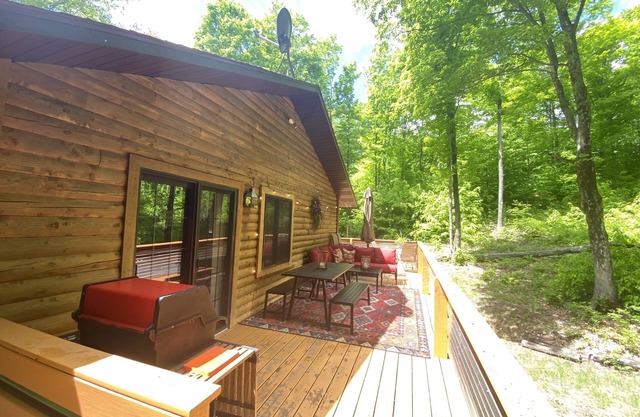 2k, Luxury log cabin, close to all the fun, no fees! 3 bd 2.5 bath
