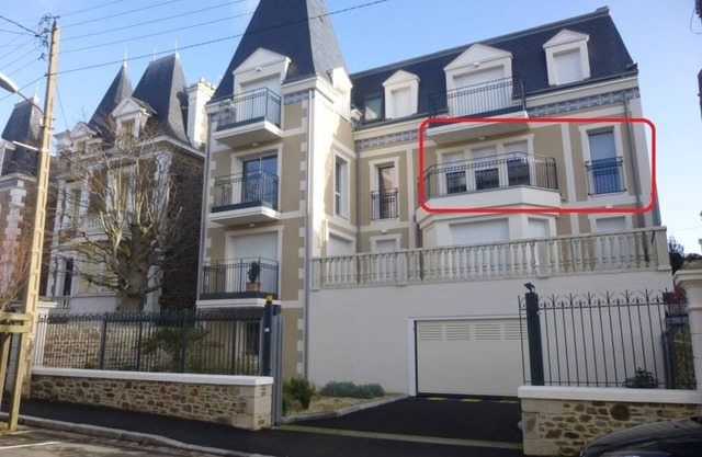 2nd floor apartment in Ker Louis residence, lift, private parking space