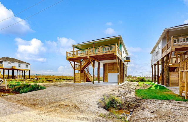 2nd-floor snowbird-friendly home with Gulf & beach views, patio, outdoor shower