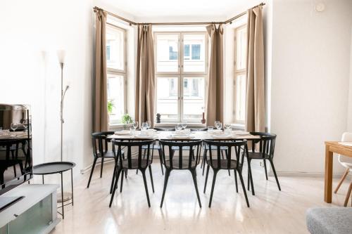 2ndhomes Large 5 Room Apartment by the Esplanade Park