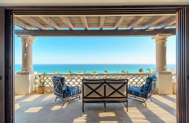 3 BD Oceanview Penthouse with infinity pool and jacuzzi