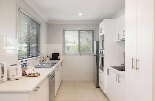 3 Bdr apt! Aircon! Train! Shops! Restaurants! 121D3
