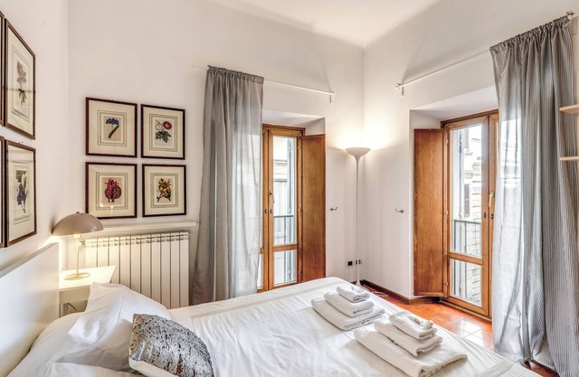 3 Bdr. Apt. Near Piazza Navona | 4 AC, WiFi, Heat