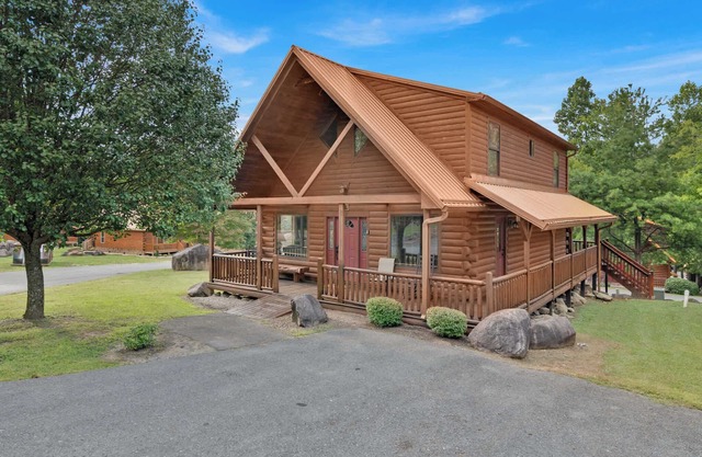 3 BDR Log Cabin in Cozy Resort w/Private Hot Tub