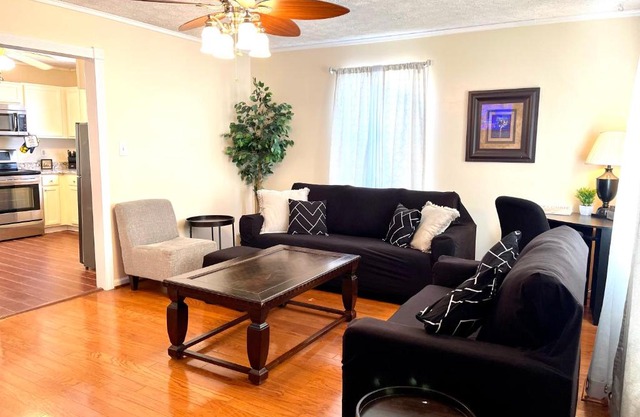 3 Bed 2 Bath House, Quiet & downtown Smart TVs in all rooms, Whole house to yourself