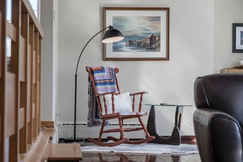 3 Bed 2 Bath Retro-Chic Comfort on the Crescent