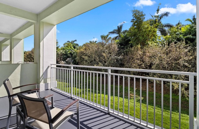 3 Bed/4 Bath TONS of Space, Pool, Dining, Bar, Spa